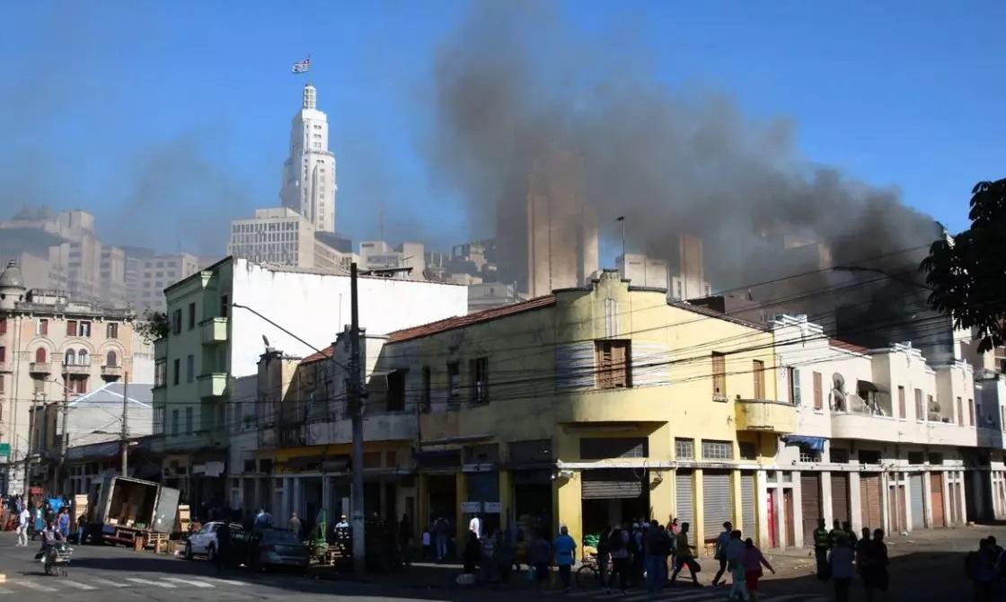 Já dura mais de 40 horas ação de bombeiros em incêndio no centro de SP Já dura mais de 40 horas ação de bombeiros em incêndio no centro de SP