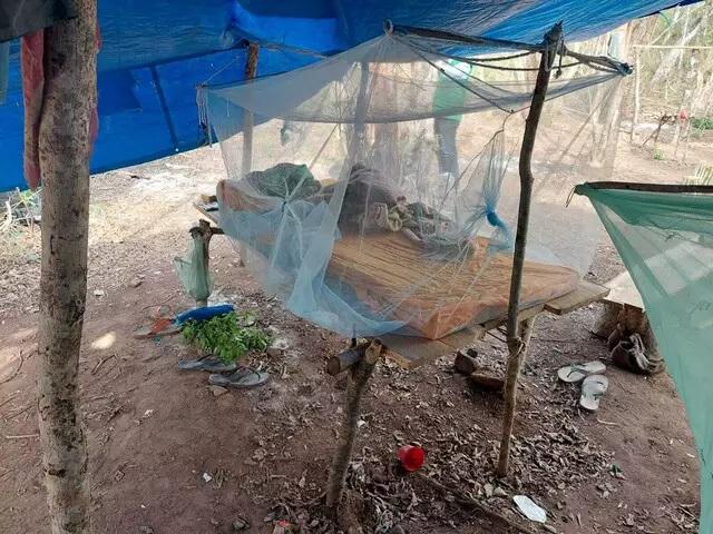 No mato sem água, luz ou banheiro trabalhadores são resgatados em fazenda  No mato sem água, luz ou banheiro trabalhadores são resgatados em fazenda