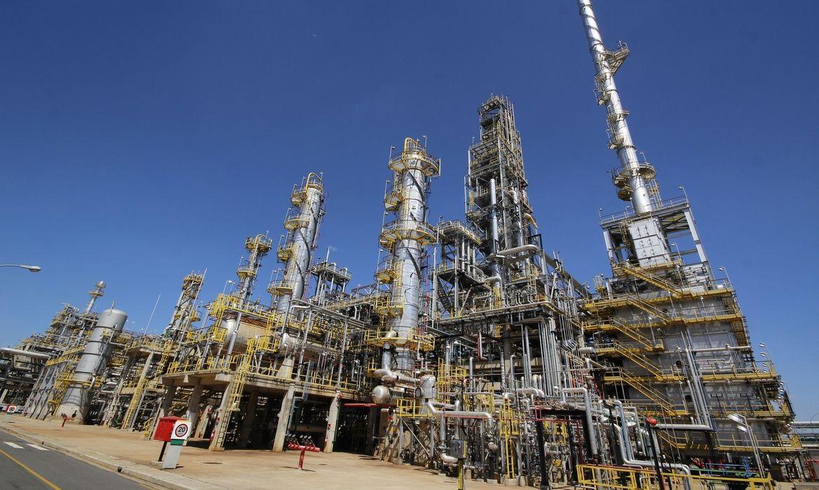 Petrobras reduz preço da gasolina em R$ 0,20 por litro nas refinarias Petrobras reduz preço da gasolina em R$ 0,20 por litro nas refinarias