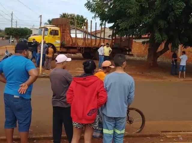 Sentada na sombra, criança morre atropelada por caminhoneiro bêbado  Sentada na sombra, criança morre atropelada por caminhoneiro bêbado