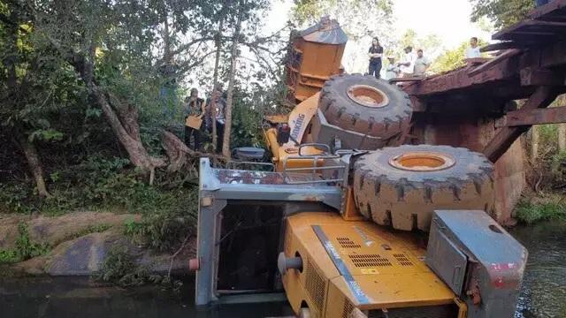 Trator cai de ponte e mata operador de máquinas esmagado  Trator cai de ponte e mata operador de máquinas esmagado