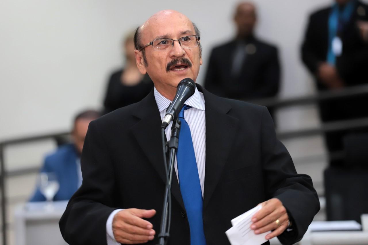 Vereador Dr. Loester apresenta projeto que defende a transparência em obras públicas Vereador Dr. Loester apresenta projeto que defende a transparência em obras públicas