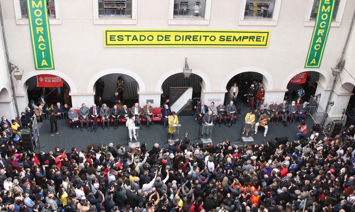 SP: ato pela democracia reúne intelectuais, empresários e políticos SP: ato pela democracia reúne intelectuais, empresários e políticos