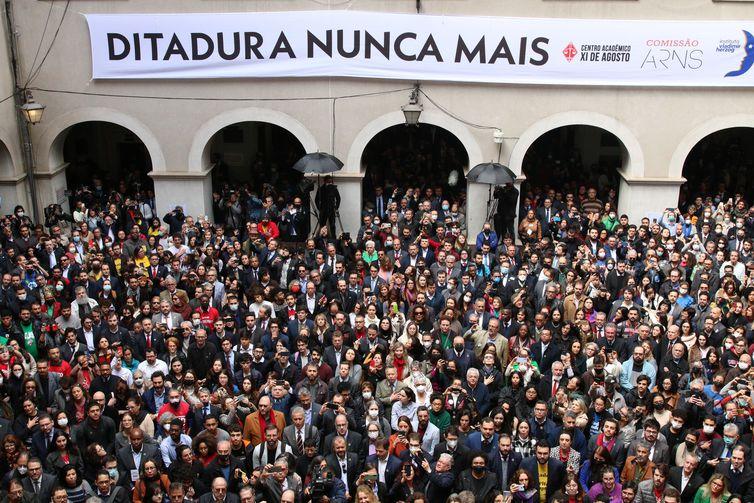 SP: ato pela democracia reúne intelectuais, empresários e políticos SP: ato pela democracia reúne intelectuais, empresários e políticos