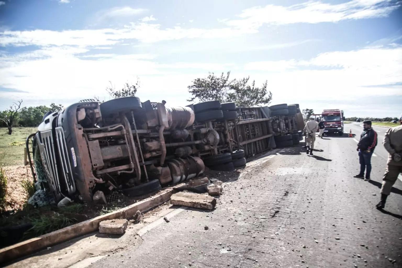 Ventania e problema em mola fazem carreta tombar na BR-262 em Campo Grande e Sidrolândia Ventania e problema em mola fazem carreta tombar na BR-262 em Campo Grande e Sidrolândia