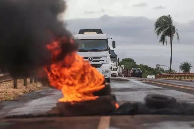 Advogado atira contra manifestantes,em Sidrolândia tenta furar bloqueio e é preso pela PRF  Advogado atira contra manifestantes,em Sidrolândia tenta furar bloqueio e é preso pela PRF