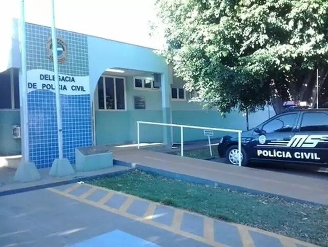 Mulher foge após ser espancada e obrigada a entrar o carro do ex  Mulher foge após ser espancada e obrigada a entrar o carro do ex