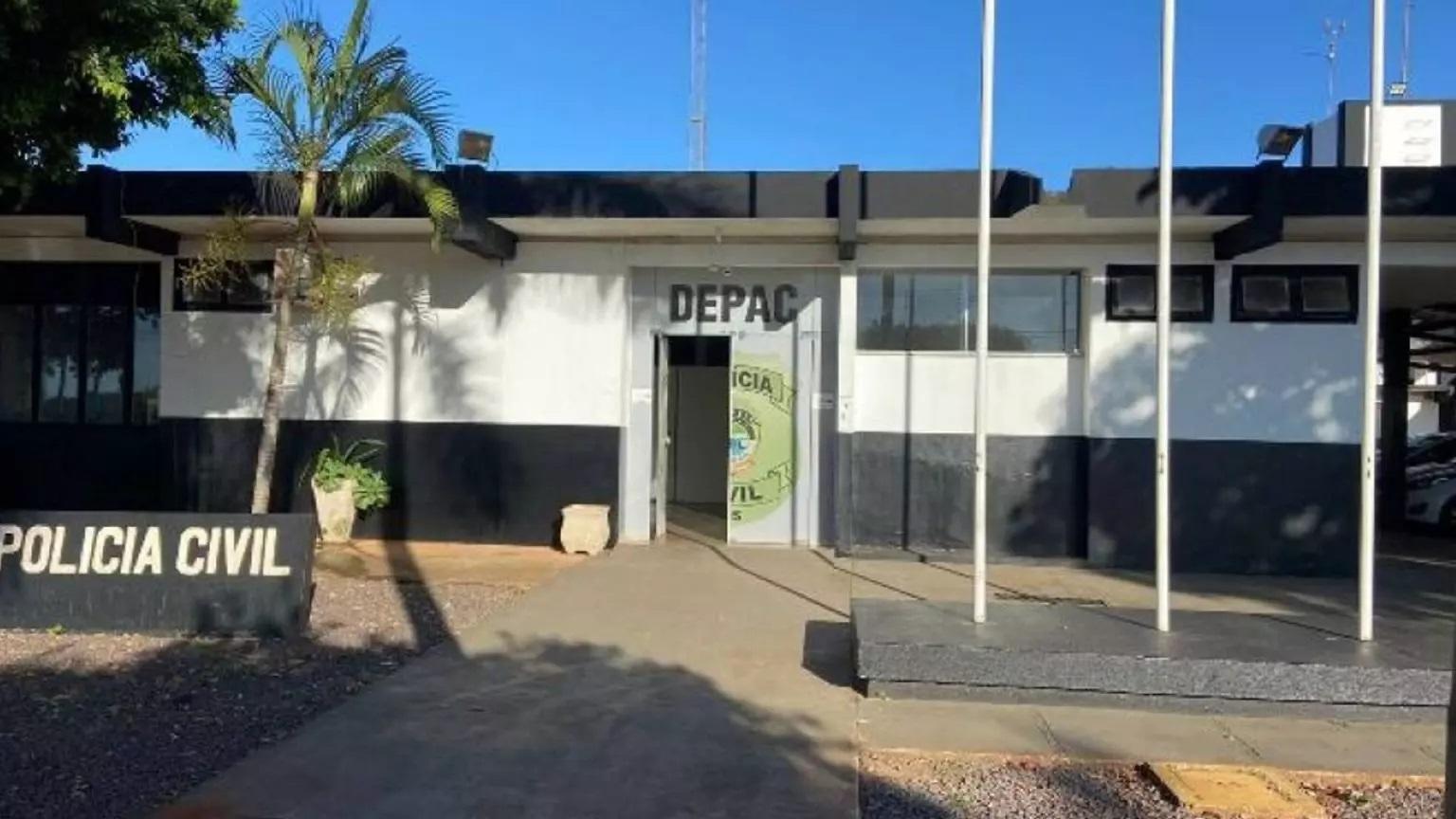 Homem é flagrado olhando vizinha trocar de roupa e caso vai parar na delegacia Homem é flagrado olhando vizinha trocar de roupa e caso vai parar na delegacia