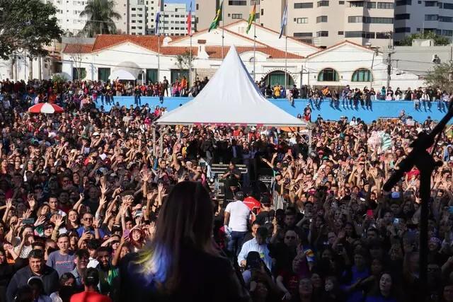 Fiéis lotam praça para orar e ouvir gospel nacional na Marcha para Jesus - CREDITO: CAMPO GRANDE NEWS Fiéis lotam praça para orar e ouvir gospel nacional na Marcha para Jesus - CREDITO: CAMPO GRANDE NEWS