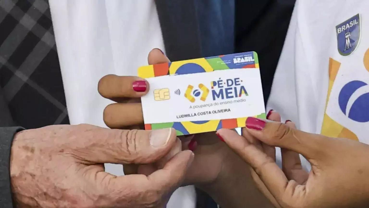 Bebê nasce dentro de carro em movimento na Serra de Maracaju e pai ajuda no parto com mão no volante Bebê nasce dentro de carro em movimento na Serra de Maracaju e pai ajuda no parto com mão no volante