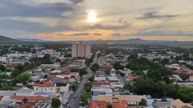 Homem invade casa, rouba celular e estupra mulher de 72 anos  Homem invade casa, rouba celular e estupra mulher de 72 anos