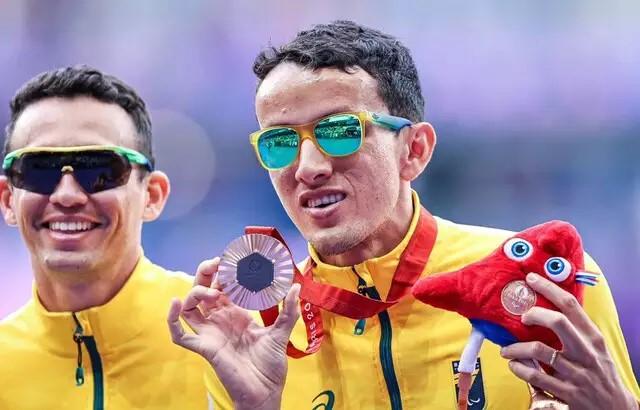 Yeltsin bate recorde mundial e conquista a medalha de ouro nos 1,5 mil metros  Yeltsin bate recorde mundial e conquista a medalha de ouro nos 1,5 mil metros