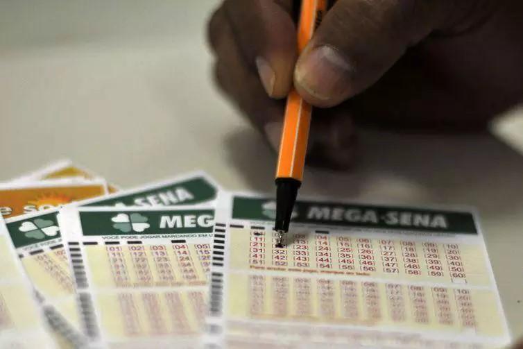 Confira os números sorteados pela Mega-Sena neste sábado Confira os números sorteados pela Mega-Sena neste sábado