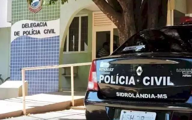 Jovem tem casa invadida e é espancado por grupo após ser acusado de estupro Jovem tem casa invadida e é espancado por grupo após ser acusado de estupro