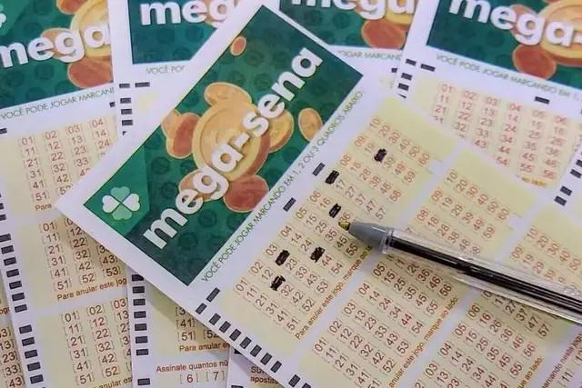 Mega-Sena acumula, mas premia 70 apostas de MS com a quadra  Mega-Sena acumula, mas premia 70 apostas de MS com a quadra