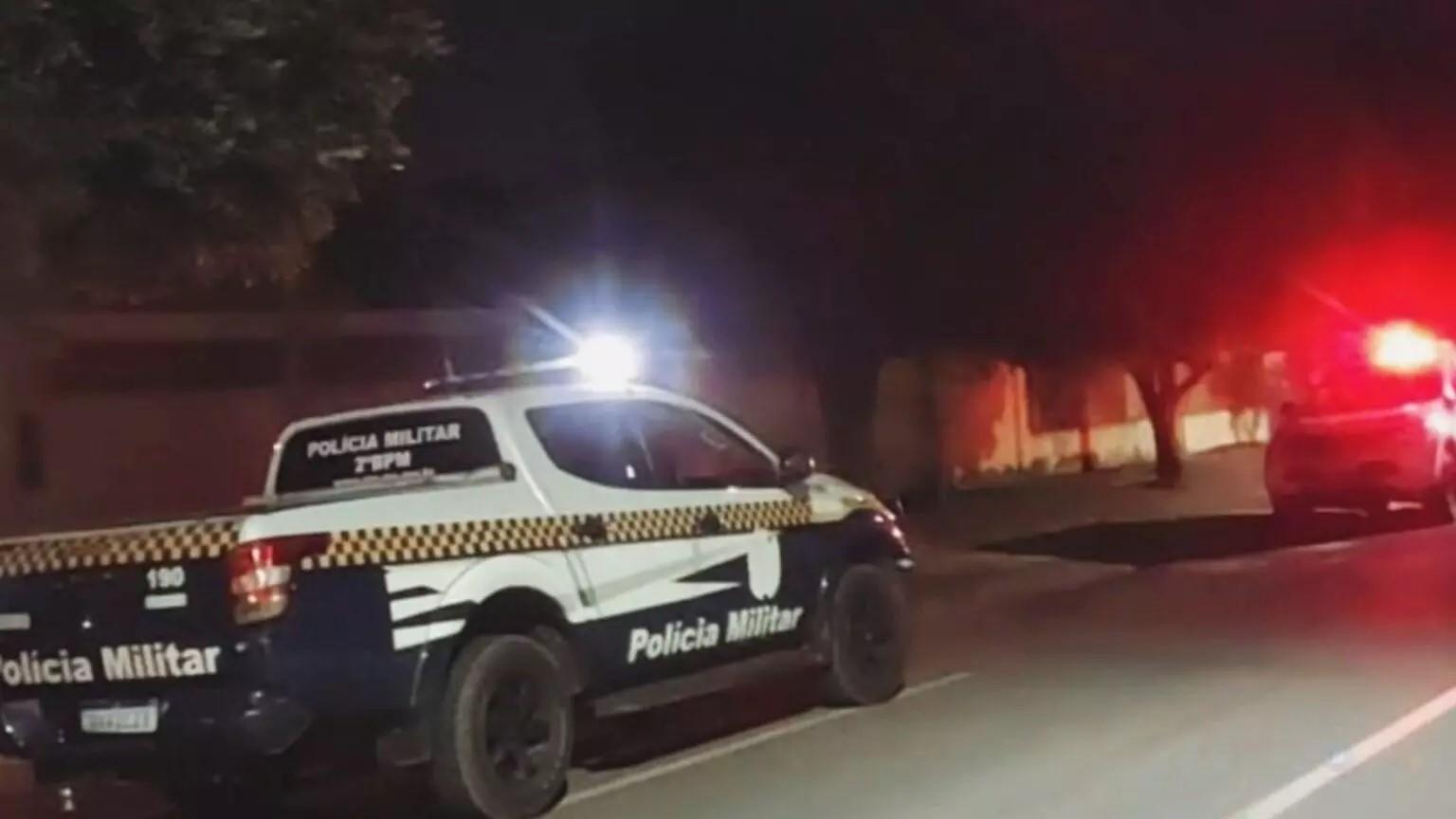 Mulher é morta a facadas por ex-marido, flagrado lavando roupa suja de sangue pela PM Mulher é morta a facadas por ex-marido, flagrado lavando roupa suja de sangue pela PM