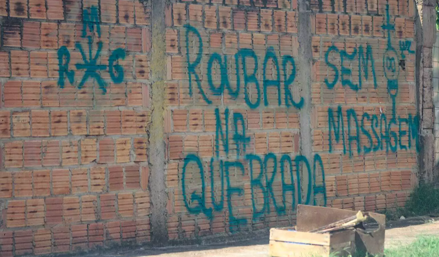 Cansado de ver casa da mãe ser invadida, homem deixa aviso em muro Cansado de ver casa da mãe ser invadida, homem deixa aviso em muro