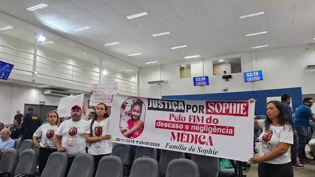 Familiares de menina morta após alta médica protestam na Câmara Municipal... veja mais em https://www.campograndenews.com.br/politica/familiares-de-menina-morta-apos-alta-medica-protestam-na-camara-municipal Familiares de menina morta após alta médica protestam na Câmara Municipal... veja mais em https://www.campograndenews.com.br/politica/familiares-de-menina-morta-apos-alta-medica-protestam-na-camara-municipal