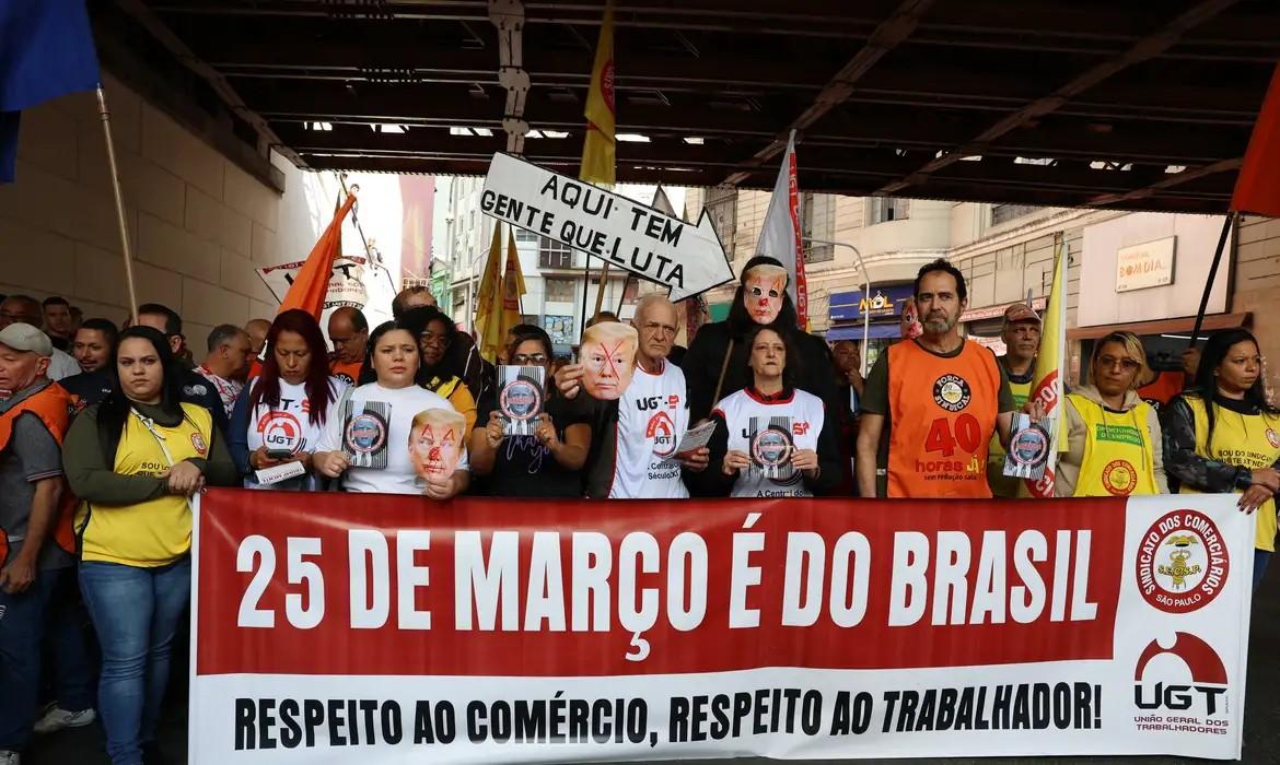 Ato de trabalhadores na 25 de Março repudia interferência de Trump Ato de trabalhadores na 25 de Março repudia interferência de Trump