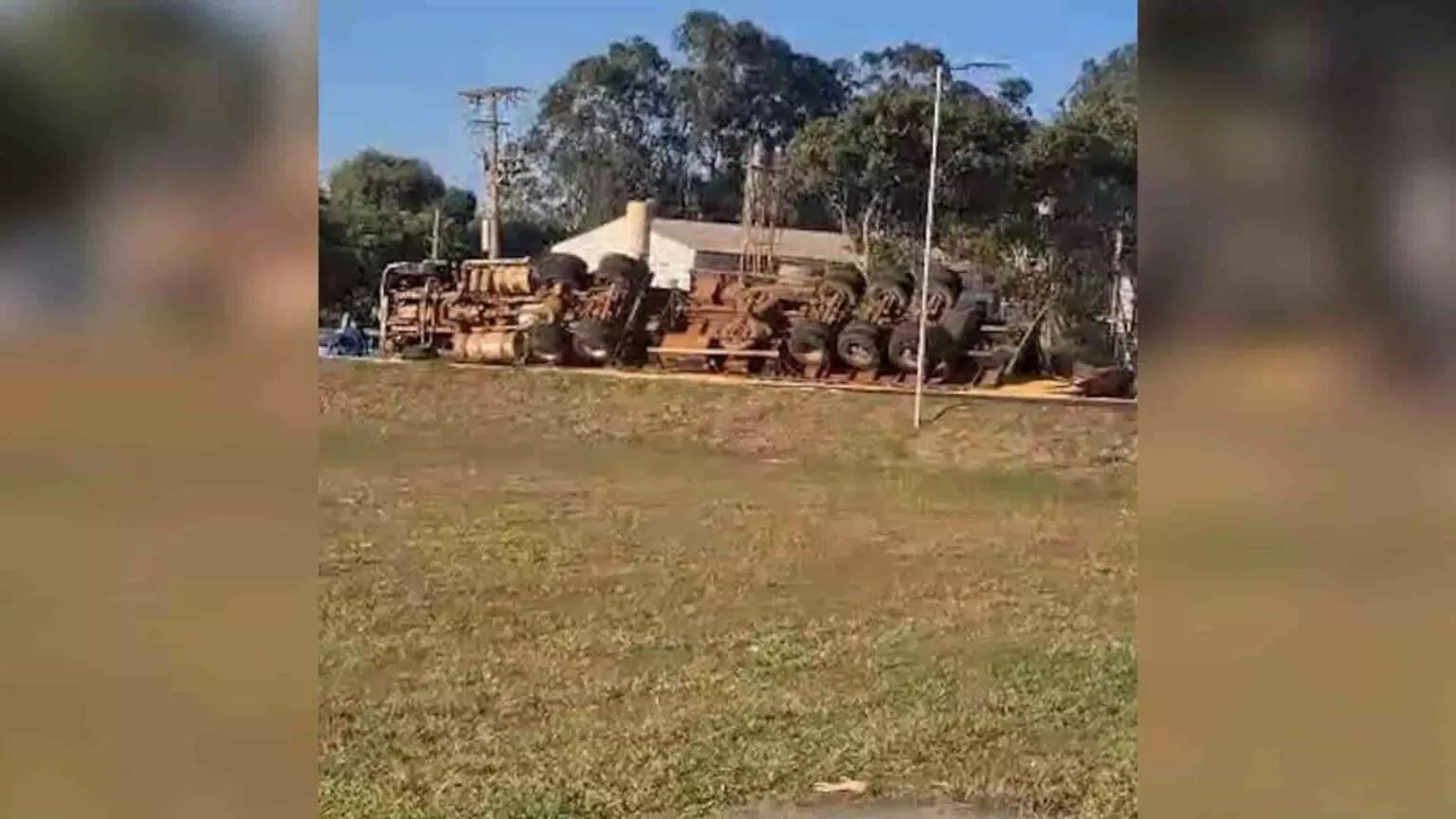Carreta carregada de grãos tomba em rotatória da BR-060 em Sidrolândia Carreta carregada de grãos tomba em rotatória da BR-060 em Sidrolândia