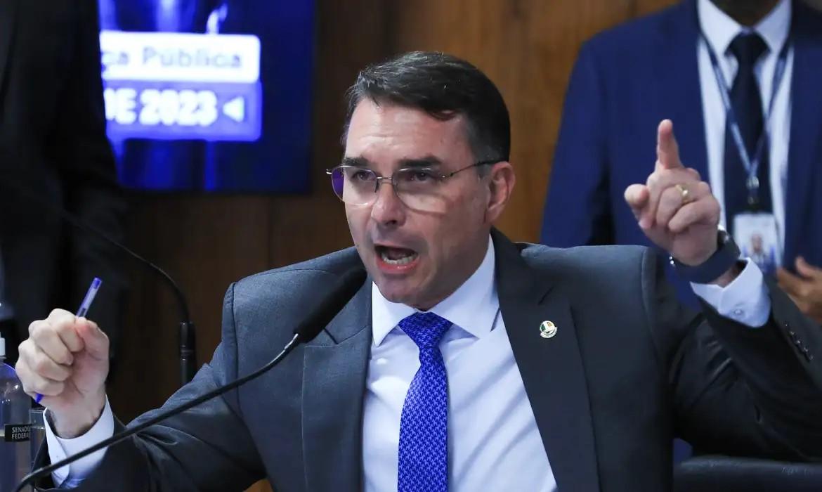 Flávio Bolsonaro desembarca na Europa durante operação na casa do pai Flávio Bolsonaro desembarca na Europa durante operação na casa do pai