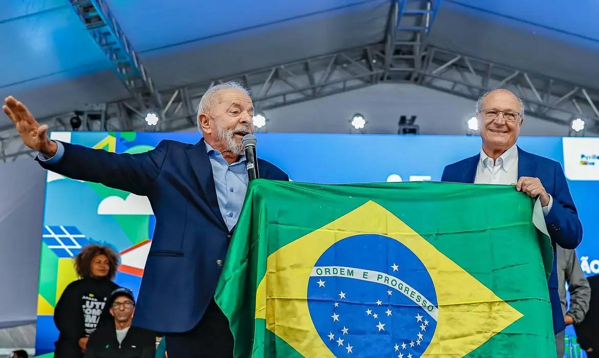 Lula chama Trump "para conversar" e reafirma que Brasil tenta negociar Lula chama Trump
