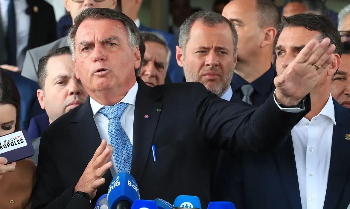 Oposição classifica de arbitrárias medidas cautelares contra Bolsonaro Oposição classifica de arbitrárias medidas cautelares contra Bolsonaro