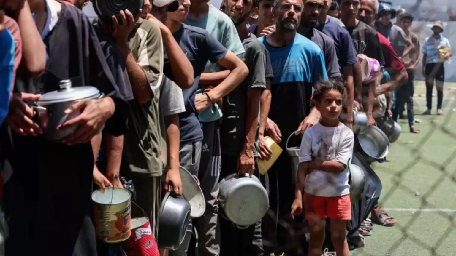 Pelo menos 73 palestinos morrem após ataque em ponto de distribuição de alimentos na Faixa de Gaza Pelo menos 73 palestinos morrem após ataque em ponto de distribuição de alimentos na Faixa de Gaza