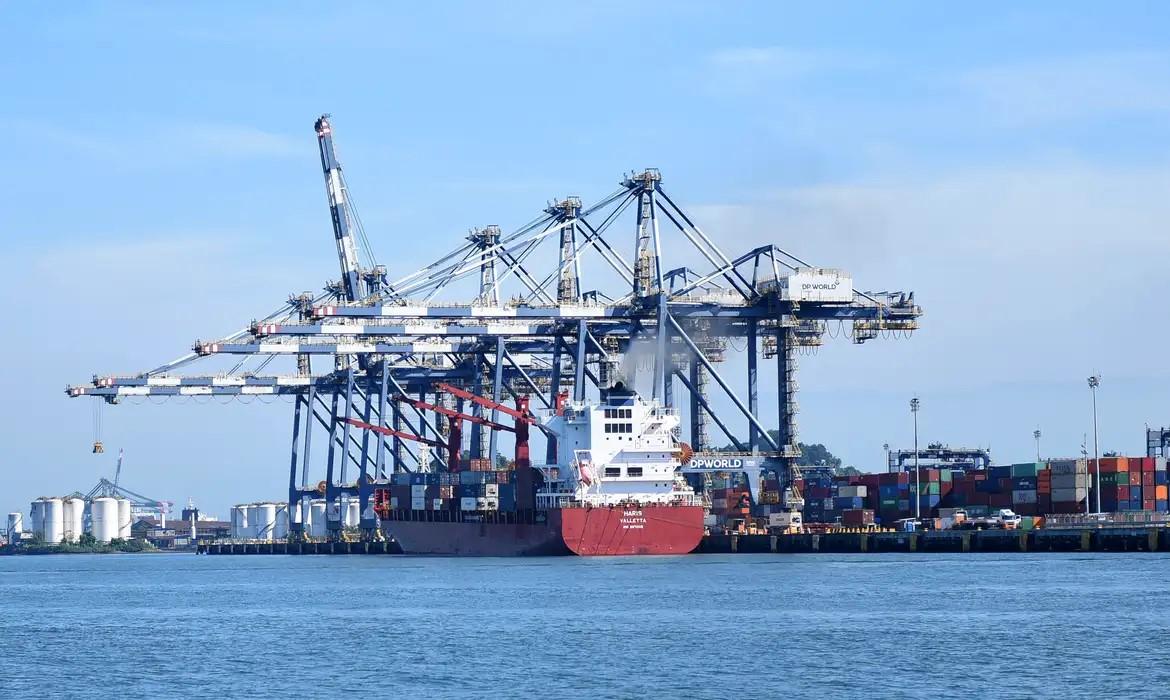 Porto de Santos vive corrida de exportadores antes de tarifas dos EUA Porto de Santos vive corrida de exportadores antes de tarifas dos EUA