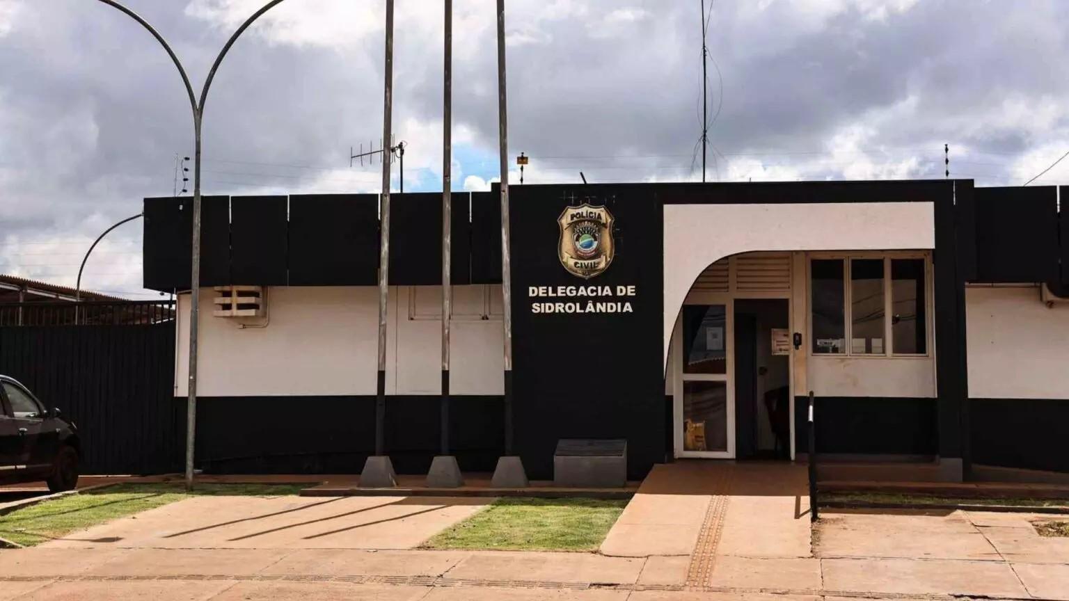 Vizinho invade casa, estupra adolescente e é preso em Sidrolândia Vizinho invade casa, estupra adolescente e é preso em Sidrolândia