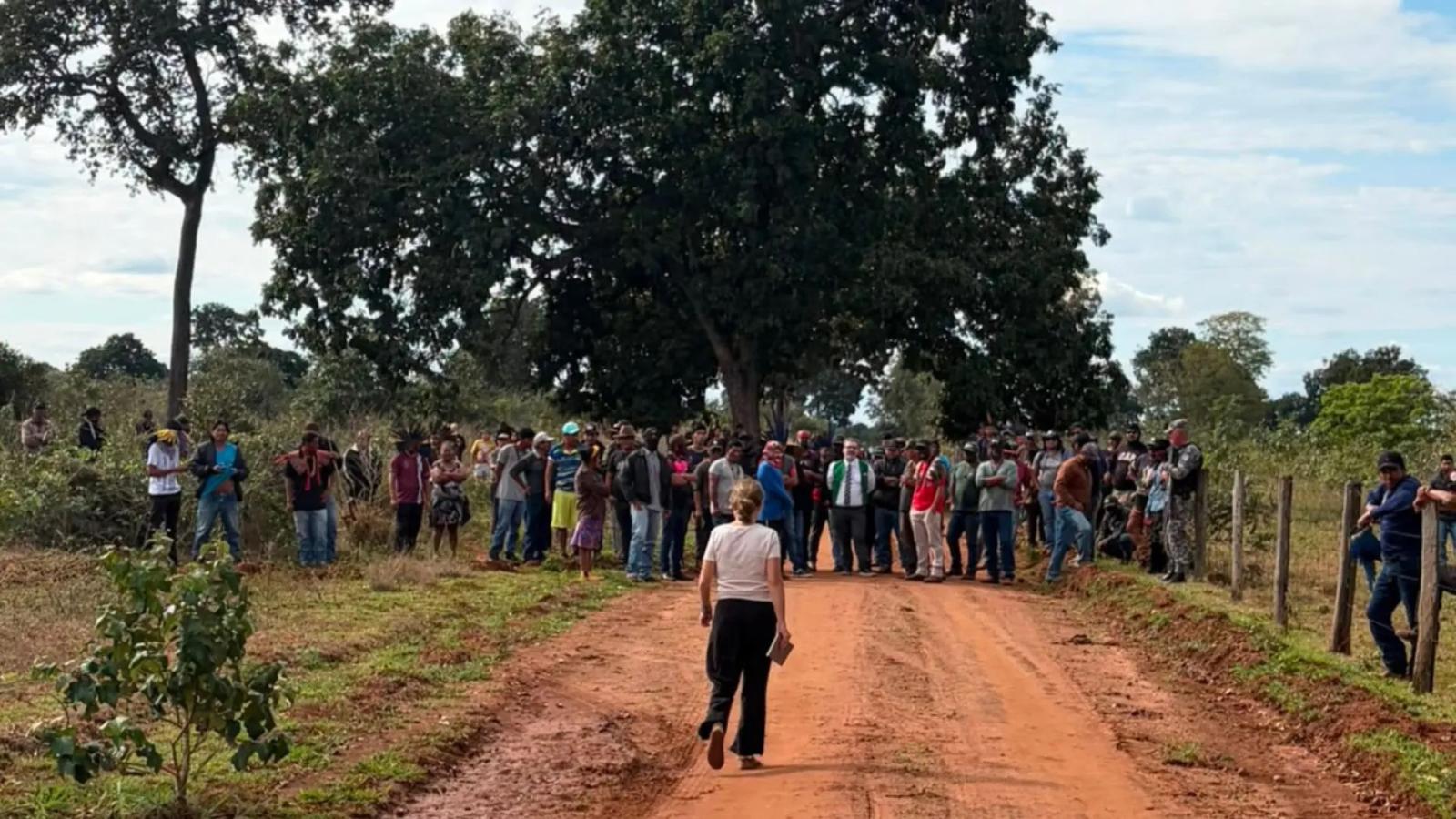 Indígenas bloqueiam estrada durante reunião com a Funai em Sidrolândia