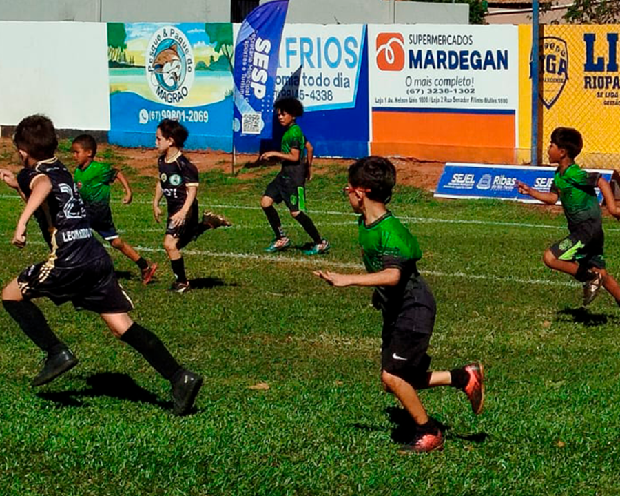 Jovens atletas entram em campo pelo Festival de Futebol Sub-11 em Sidrolândia