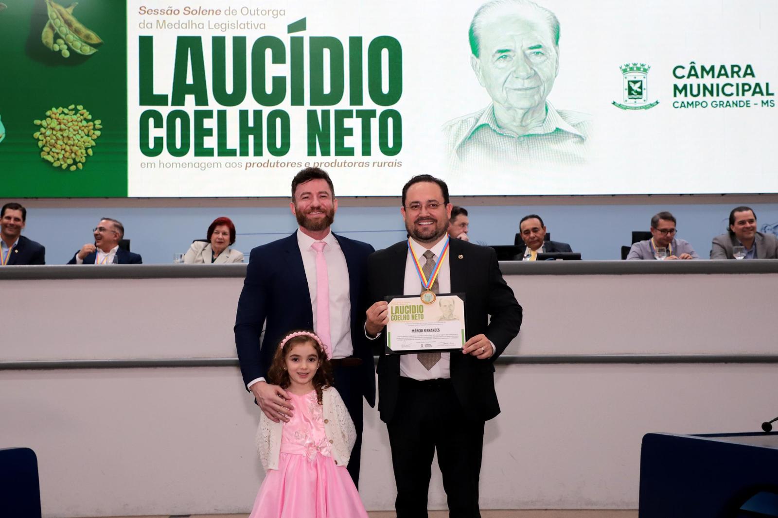 Marcio Fernandes recebe Medalha Laucídio Coelho Neto em reconhecimento à contribuição para o agro de MS