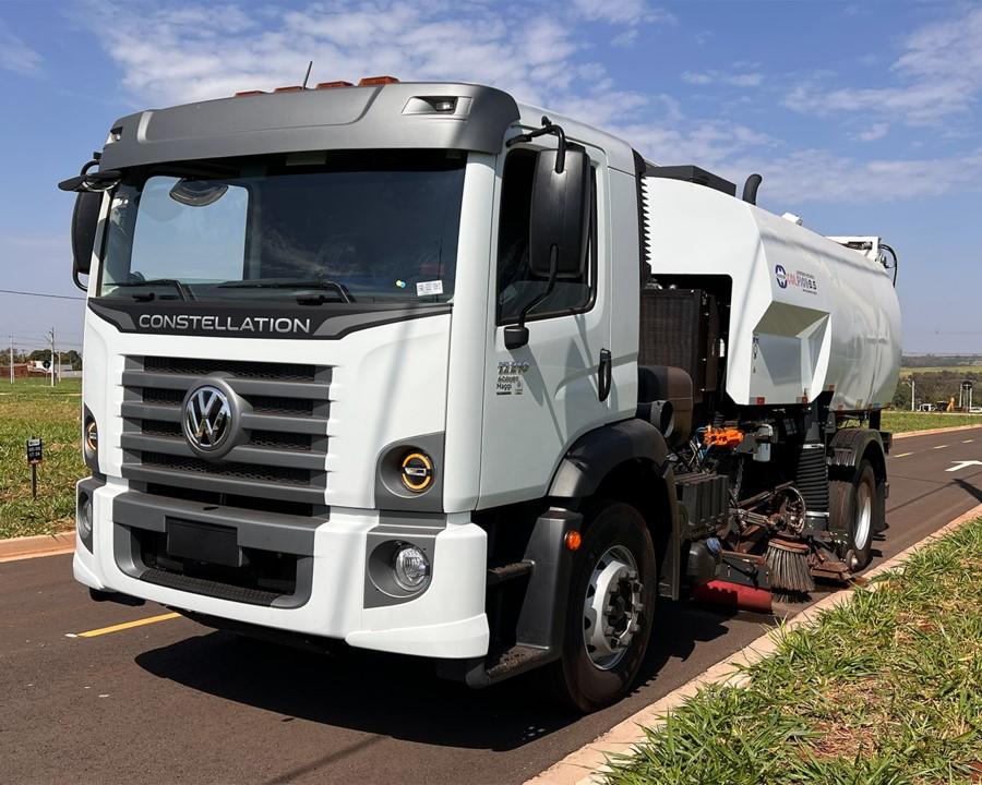 Caminhão-varredeira reforça os serviços de limpeza urbana em Sidrolândia