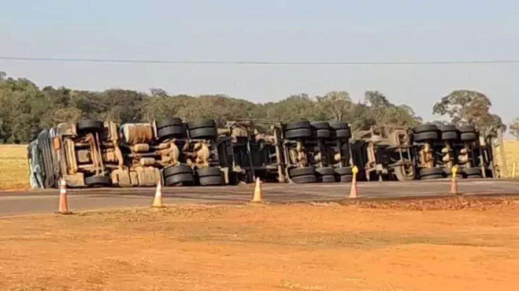 Carreta com milho tomba, pega fogo e fica destruída em estrada rural... veja mais em https://www.campograndenews.com.br/cidades/interior/carreta-com-milho-tomba-pega-fogo-e-fica-destruida-em-estrada-rural em Sidrolândia