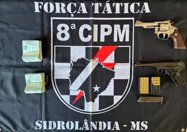 Carro usado em execução é apreendido com 2 armas e R$ 24 mil em espécie em Sidrolândia