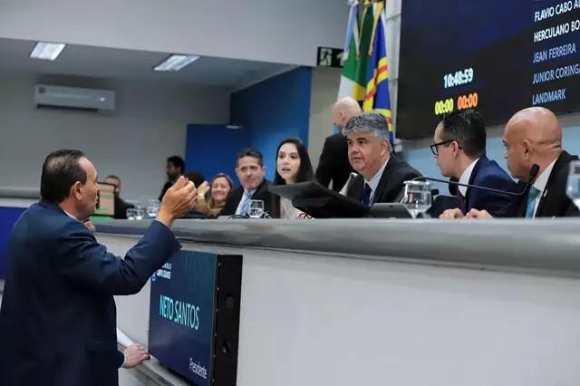 Com parlamentares ausentes, Câmara e Assembleiaa mai não votaram projetos.