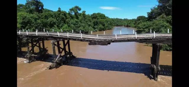 Crianças se arriscam para ir à escola passando uma por vez em ponte interditada.