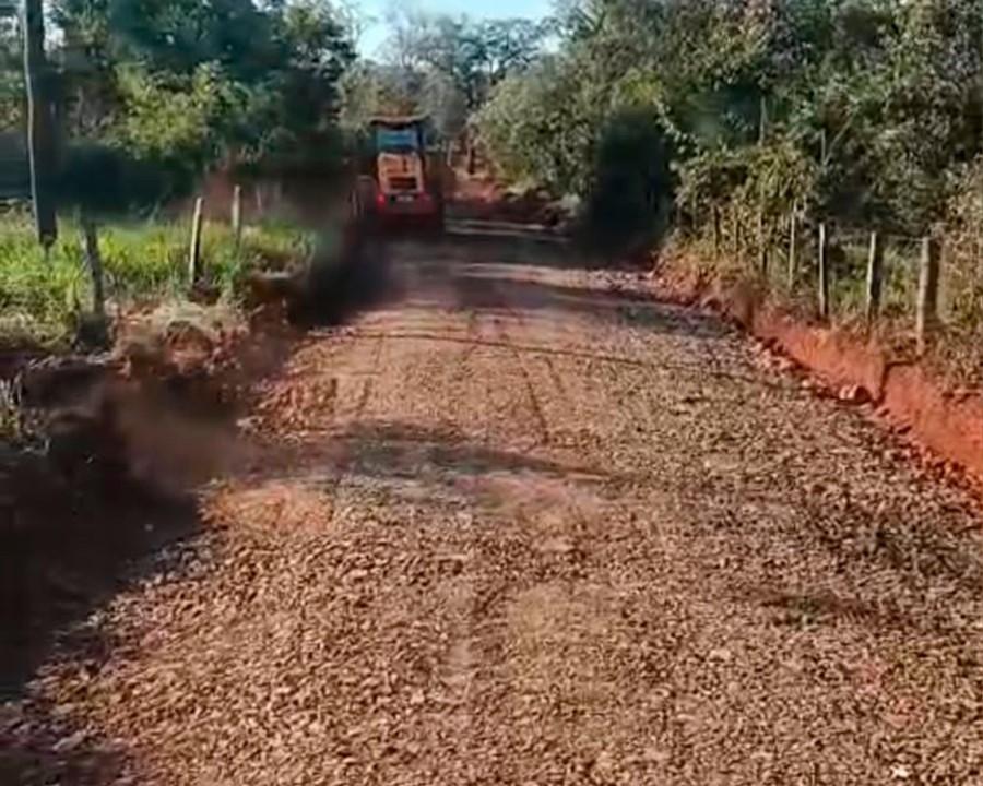 Estrada na região das aldeias Novo Horizonte, Lagoinha e Córrego do Meio recebe cascalhamento