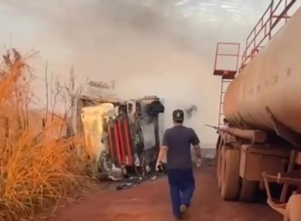 VíDEO: Caminhão carregado com milho tomba e pega fogo em Sidrolândia