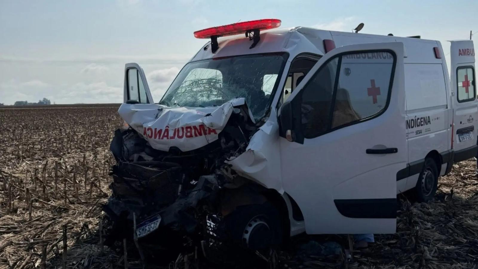 Ambulância com paciente de Bela Vista bate na traseira de carreta na BR-060