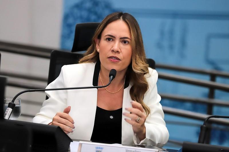 Cabos eleitorais cobram atrasados em protesto no comitê de Ana Portela..