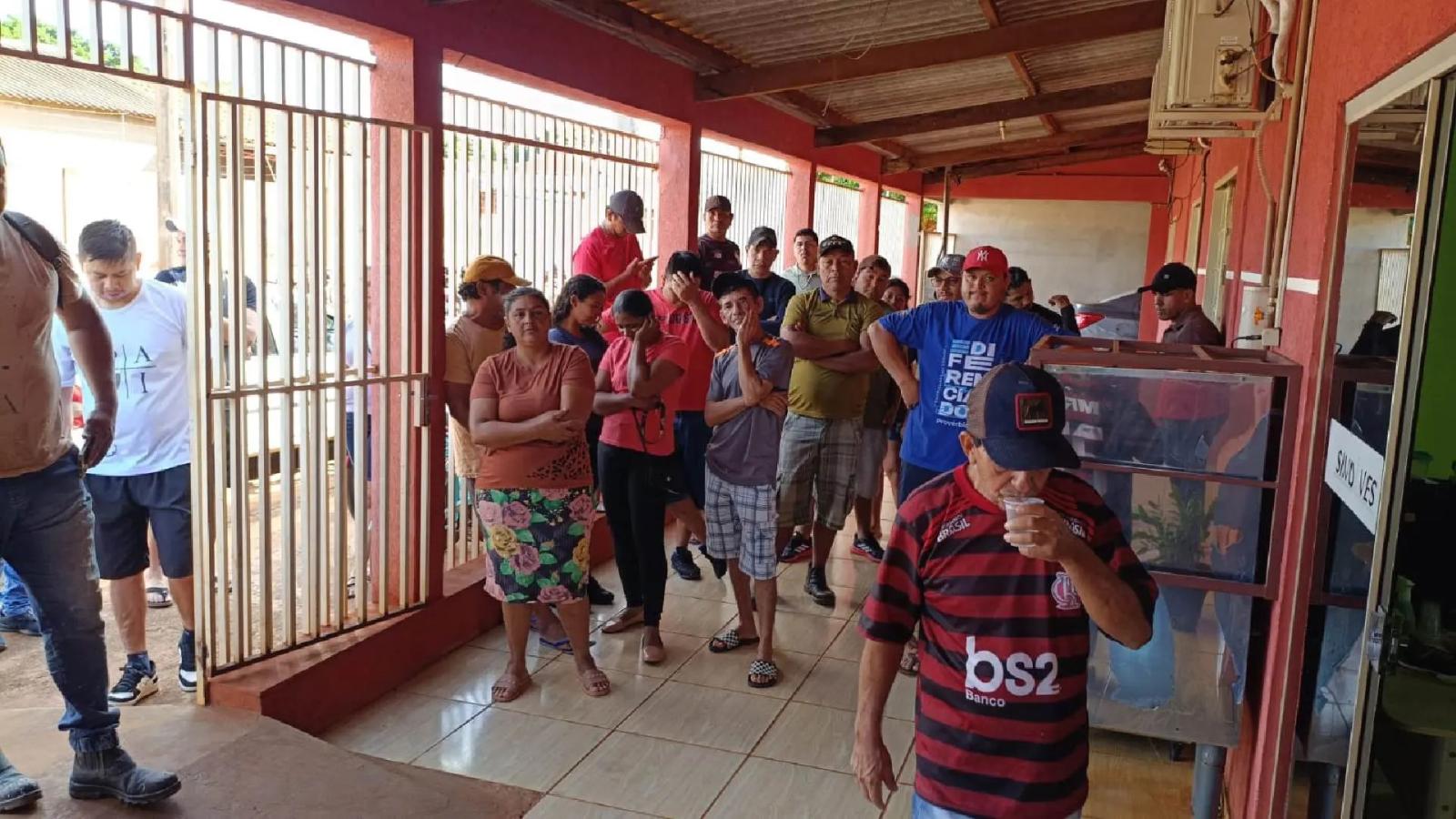 Demitidos há um mês, 350 trabalhadores de frigorífico em Sidrolândia seguem à espera da rescisão