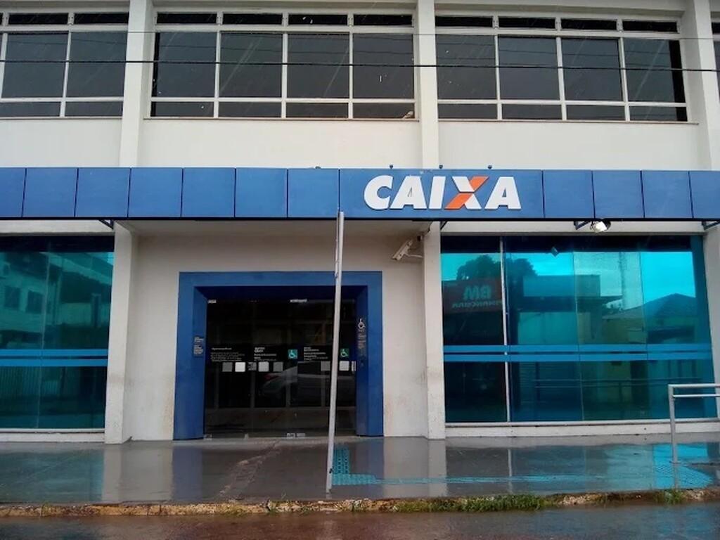Banco deve devolver em dobro valores descontados de conta de cliente..