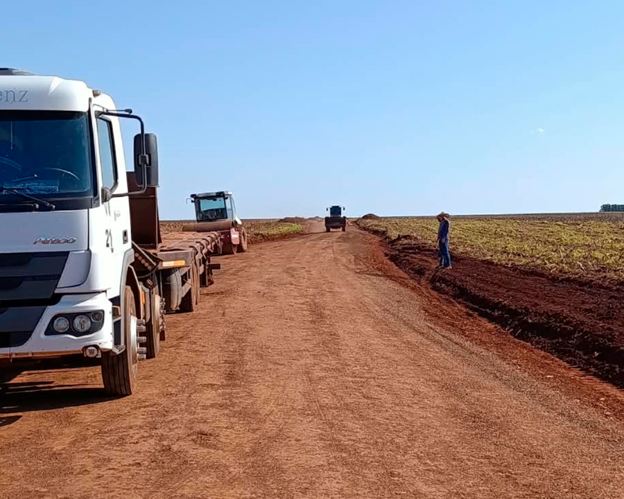 Estrada rural recebe serviços de cascalhamento