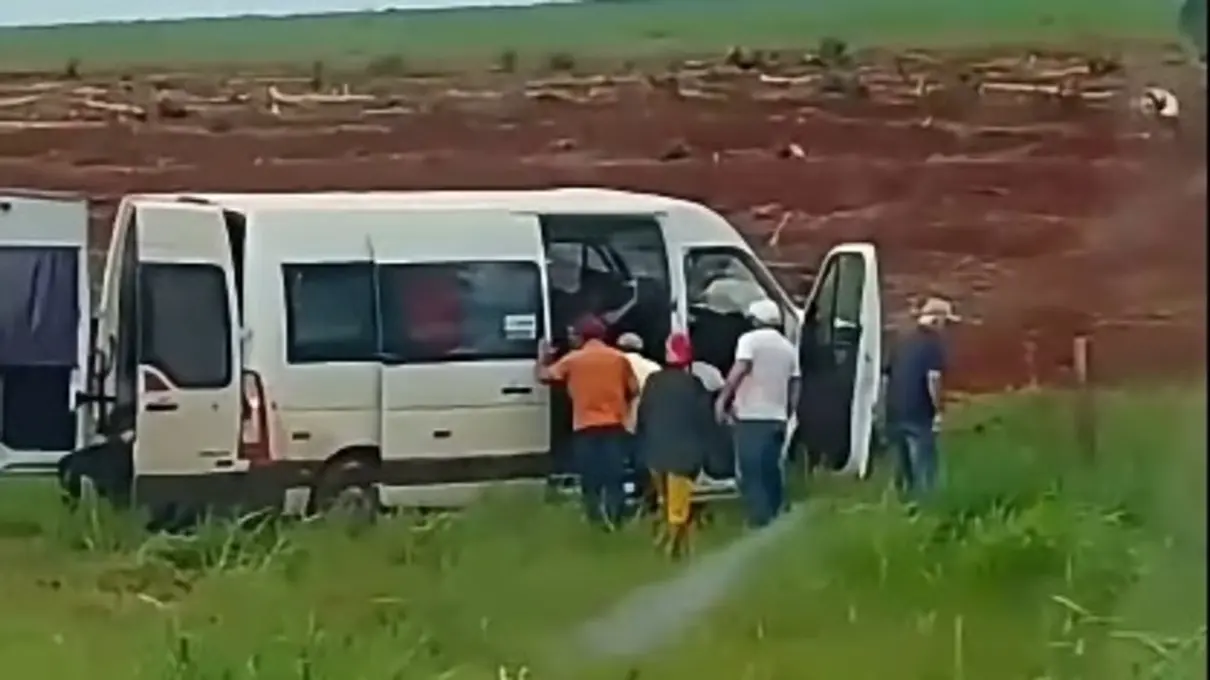Motorista invade pista e van com 17 pacientes sai da rodovia na BR-060