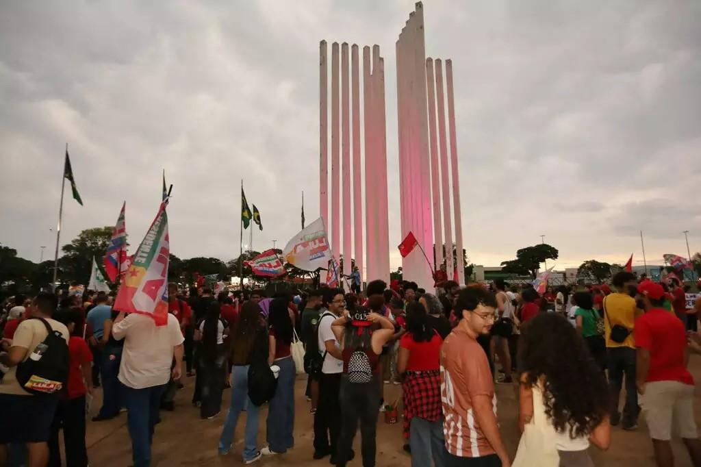 Sob chuva, estudantes da UFMS fazem ato pelo fim da escala 6x1.